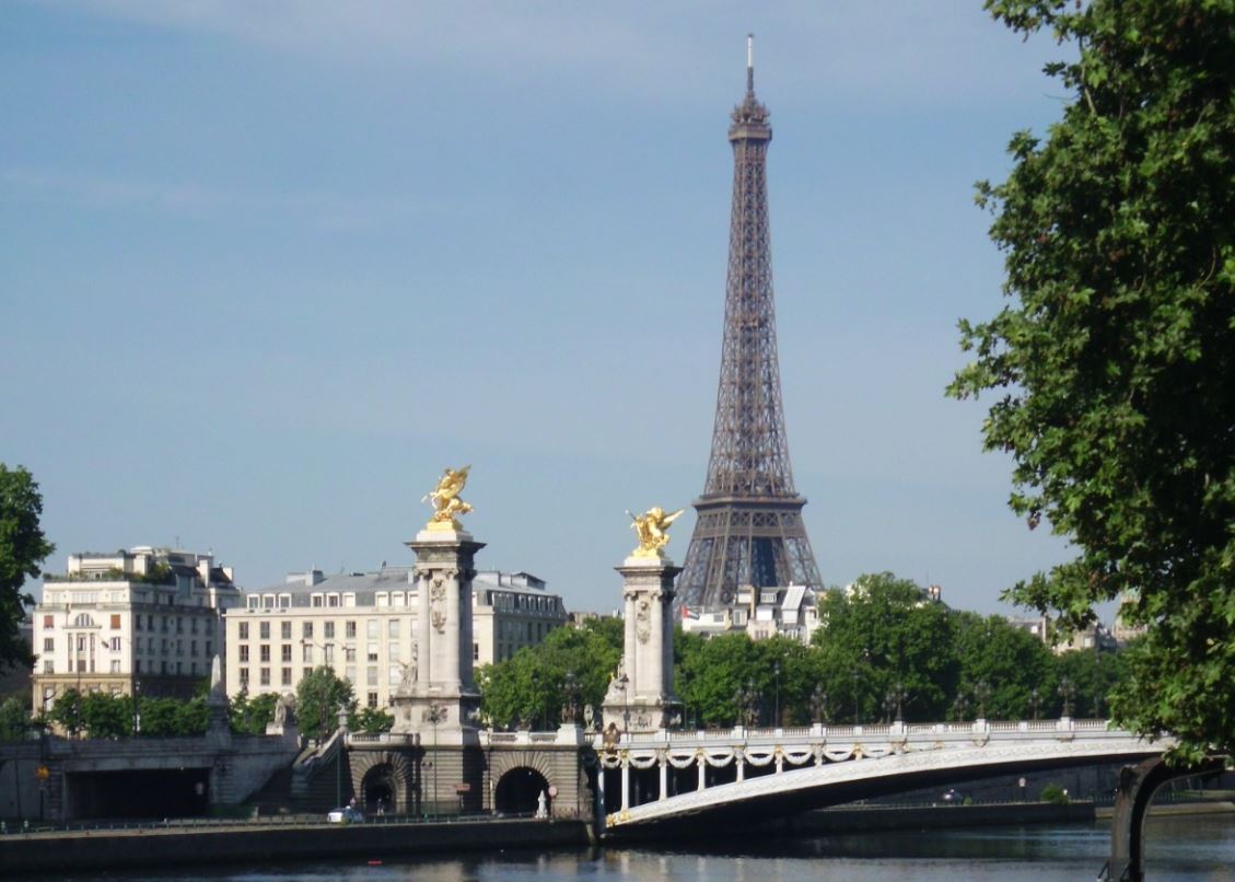 Book a limousine shuttle for your event in Paris